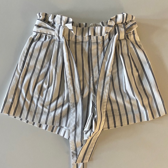 Zara black & white pinstripe paper bag shorts - Picture 2 of 5